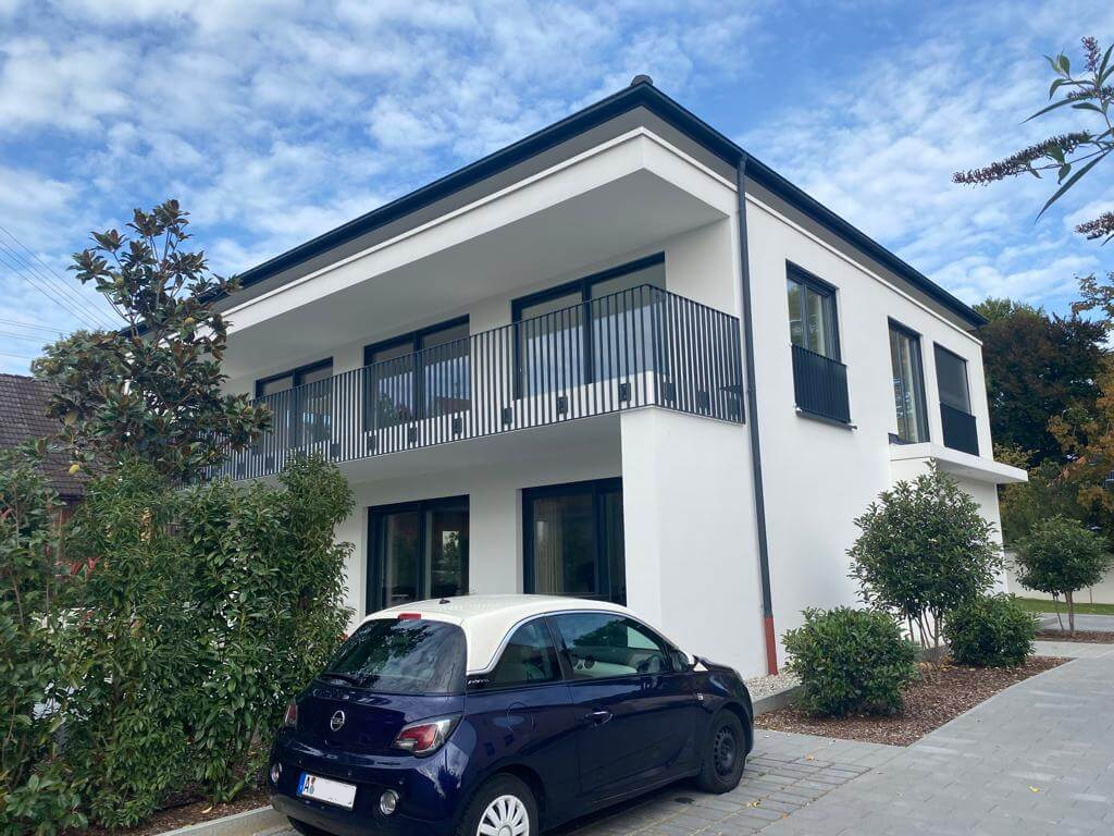 Fenster Farbe auf Balkongeländer abgestimmt