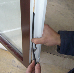 Spezialfräse entfernt die alte Dichtung