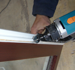 Einne neue Fenster- oder Türendichtung wird eingesetzt.