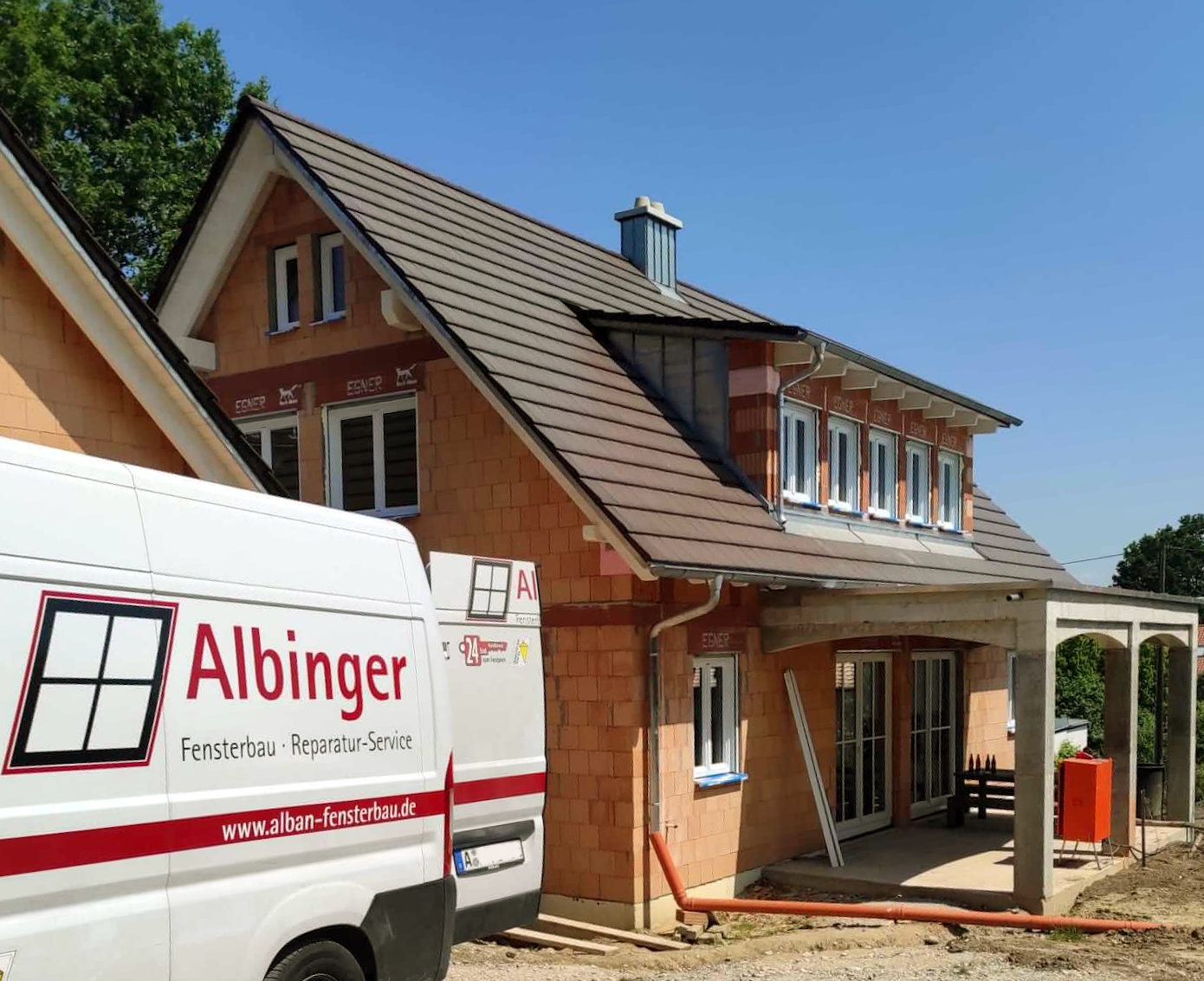 Baustelle eines Einfamilienhauses mit Albinger Fenster