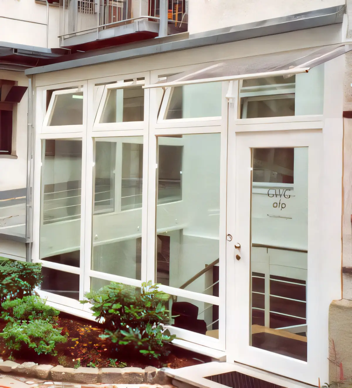 Überdachter Vorraum zum Geschäftseingang