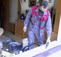 Einschubfenster - Entfernung der Sägespäne